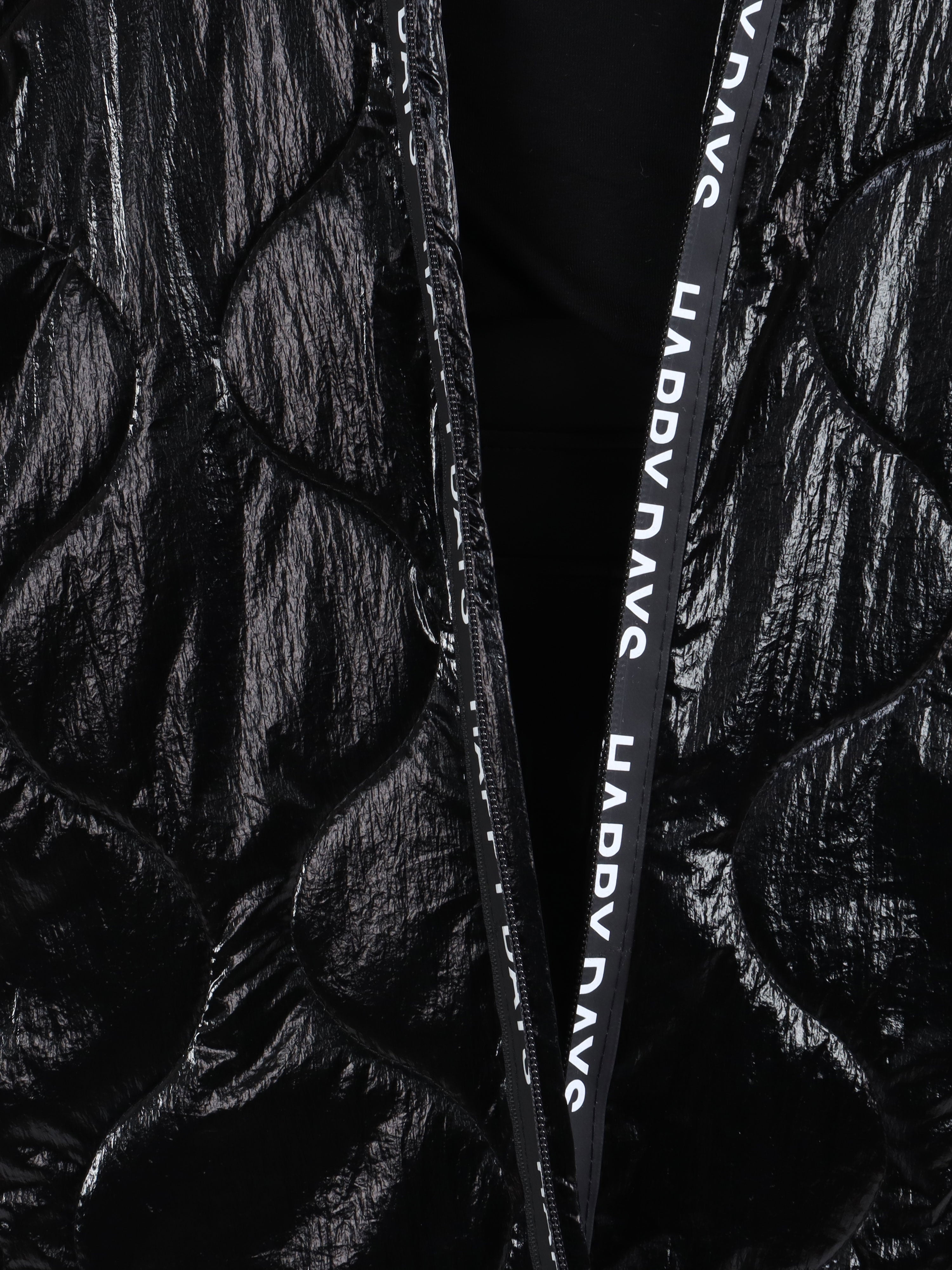 Valeria - Svart plus size glänsande jacka med vit skrift